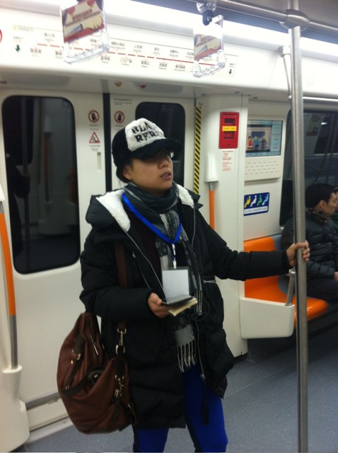 记者陈曦在地铁内