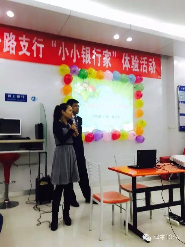 河南教育广播品牌活动主管子杨向小朋友介绍活动内容