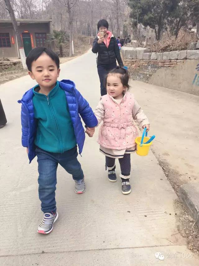 哥哥带着妹妹跑着去植树！
