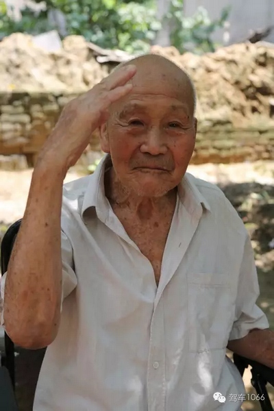 老兵身子骨不行了，九十多岁了……也许军礼不那么标准了，但是这一幕还是感动到了我们……