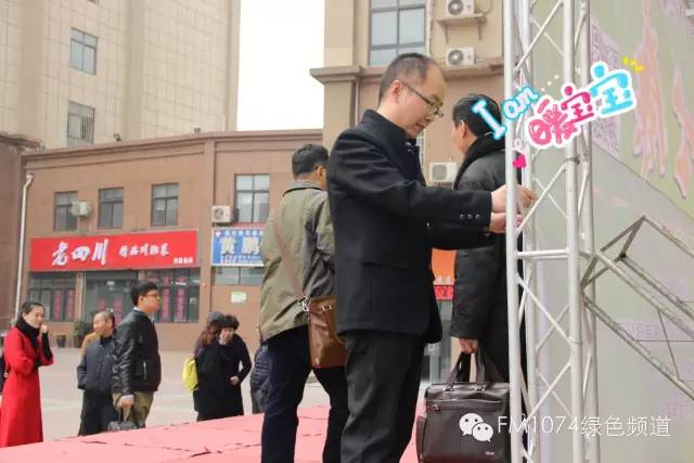 寒江副总监亲力亲为,事无巨细。偶像真是暖暖惹人爱呢! 寒江副总监亲力亲为,事无巨细。偶像真是暖暖惹人爱呢!