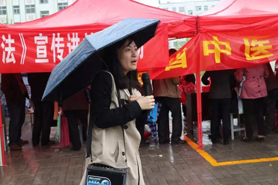 《健康河南》主播柳青也一直在雨中，不畏寒冷，引导大家排队挂号，指路，排忧解难……