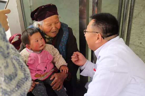 了解到有老人看病不方便，河南电台1074绿色频道活动小组栾老师将医生请到老人身边，亲自为她诊断。
