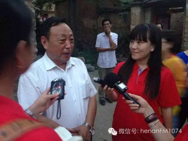 南丰村支书张家正接受记者采访