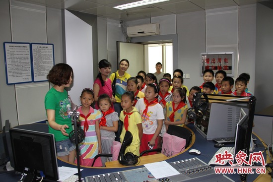 东三马路小学的孩子们参观魅力881直播机房
