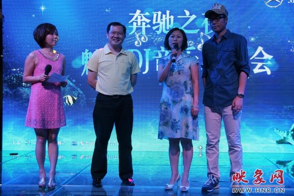 魅力881总监李仙芝(右二)现场送出大奖 魅力881总监李仙芝(右二)现场送出大奖