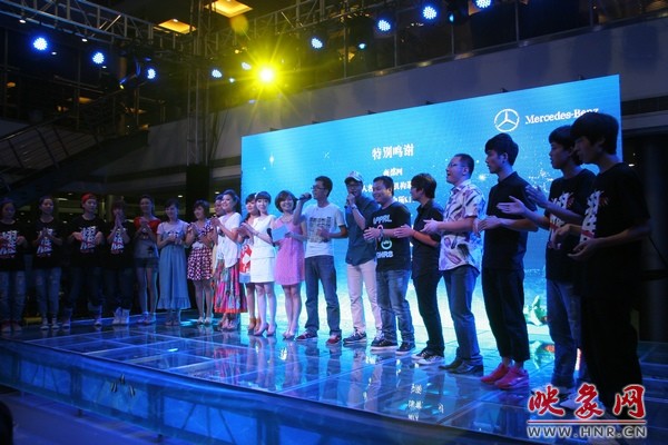 全体演员登场致谢 全体演员登场致谢