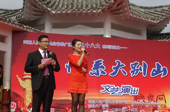 演出现场主持人向老人们表达节日的问候。 演出现场主持人向老人们表达节日的问候。