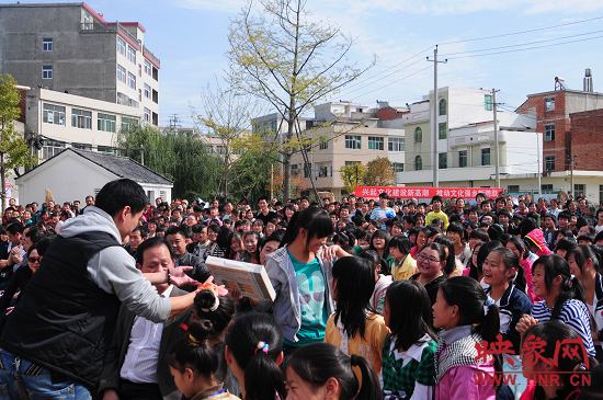 演出现场观众积极参与、气氛热烈。 演出现场观众积极参与、气氛热烈。
