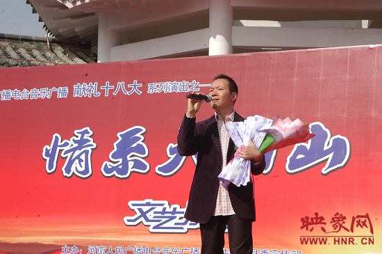 魅力881主持人、新闻先生凯文在演唱 魅力881主持人、新闻先生凯文在演唱