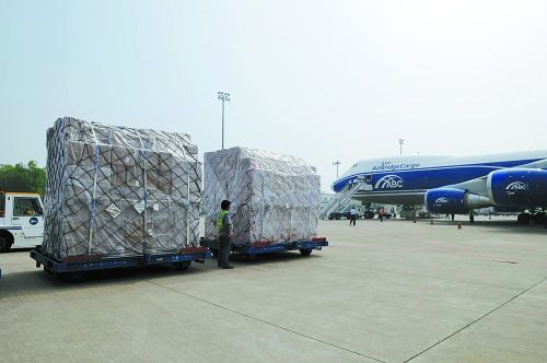 郑州航空港飞机正在装货