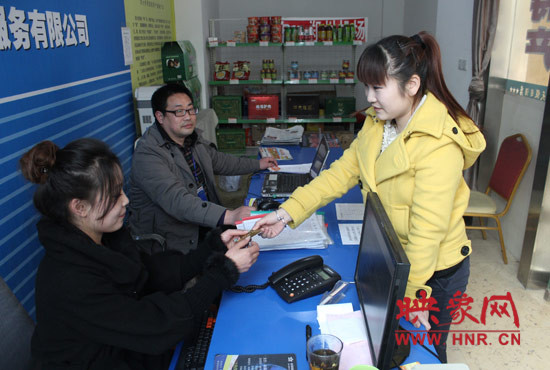 旅客正在郑州机场焦作候车机楼购买机票
