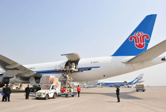 南航777货机在郑州新郑国际机场装卸货物