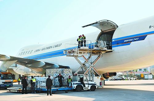 郑州航空港飞机正在装货 郑州航空港飞机正在装货