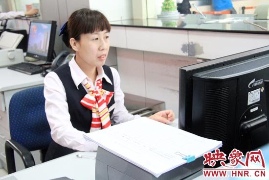 李继珍:三尺柜台服务优先 争做银行的微笑标兵