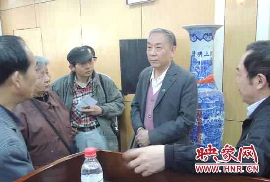讲座结束后，听众向戚建庄提问。