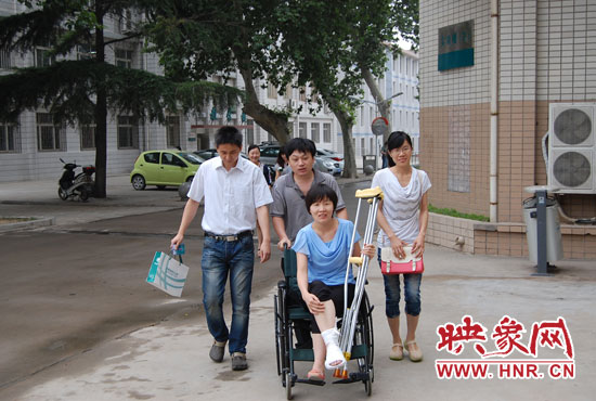 2013年，郑会平参加新能源调考前摔伤致脚骨骨裂，轮椅上完成比赛。