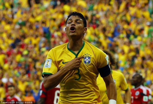 巴西队长席尔瓦庆祝进球，他为巴西首开纪录