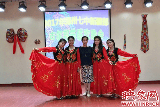 庞冬青和新疆班的孩子一起庆祝古尔邦节