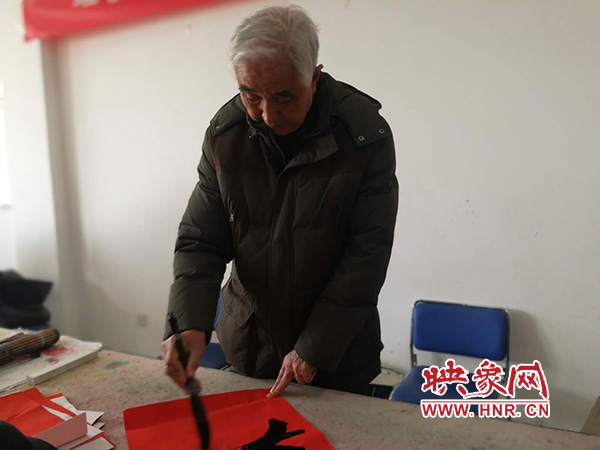 白居易书画院副院长郭志强为村民送福 白居易书画院副院长郭志强为村民送福