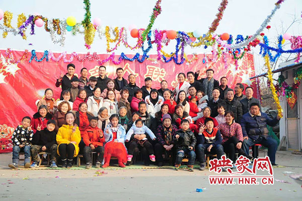 曹玉丽及家人合影