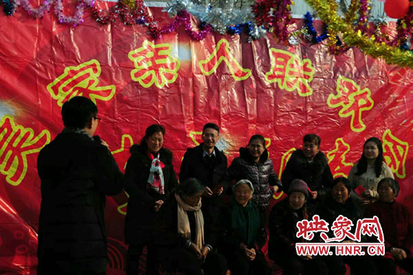 演出现场为村里老人发红包