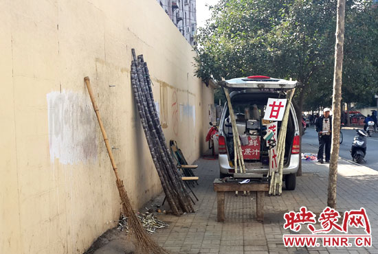 卖甘蔗的摊贩完全挡住了盲道