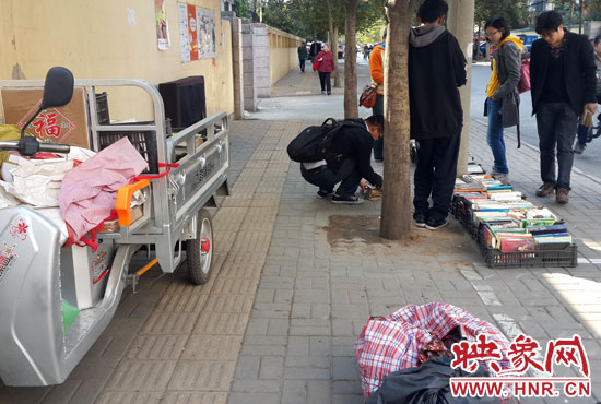 书摊小贩的电动车放在了盲道上
