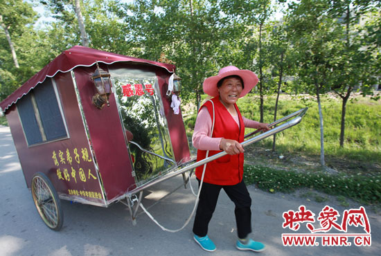 63岁退休教师谢淑华徒手拉房车 梦想带老母亲