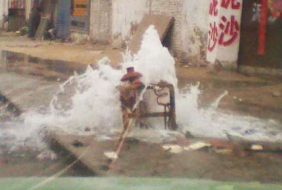 消防栓喷出的水有一米多高（图片来自网友@中岳老樵夫）