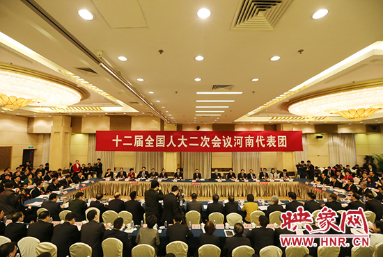 3月5日下午，第十二届全国人代会河南代表团召开全体会议，议论政府工作报告。