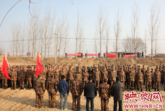 农场场长向全体官兵讲解植树规范