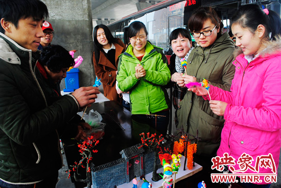 庆祝“三八妇女节” 郑州B1路司机为女车长免费捏面人