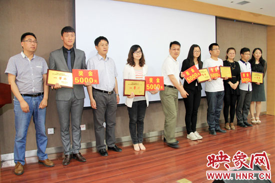 评委会代表为评选出的大学生公益项目颁奖