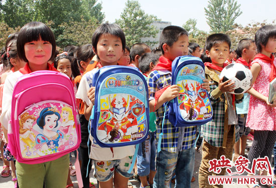 郑州爱心团体赴兰考开展助学活动 2万余元物资送小学生
