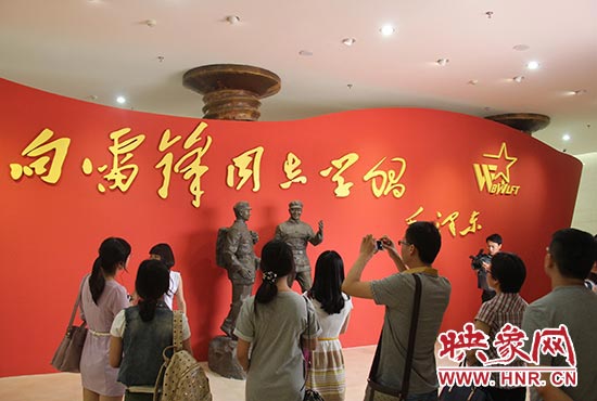 媒体记者参观邓州编外雷锋团展览馆
