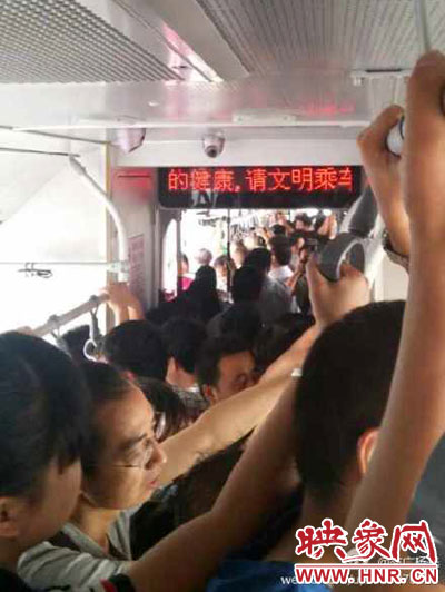 网友“@交广杨光”发微博称:早上7点半,B3车走到了中州大道农业路,乘客爆满。
