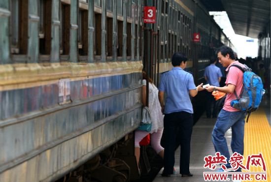 旅客们登上了郑州最后一班绿皮车。