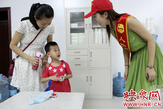 郑州市人防办的志愿者正在市民了解纳凉的舒适度。