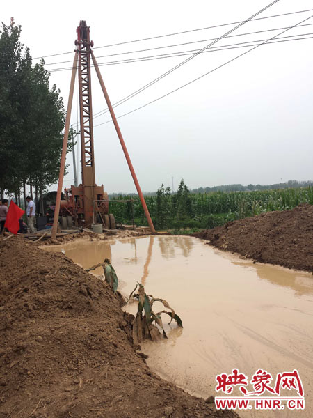 平顶山市宝丰县闹店镇西牛村，该县水利部门组织打井队在为群众打百米深井，缓解饮水问题。