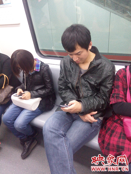 郑州地铁1号线上的低头族