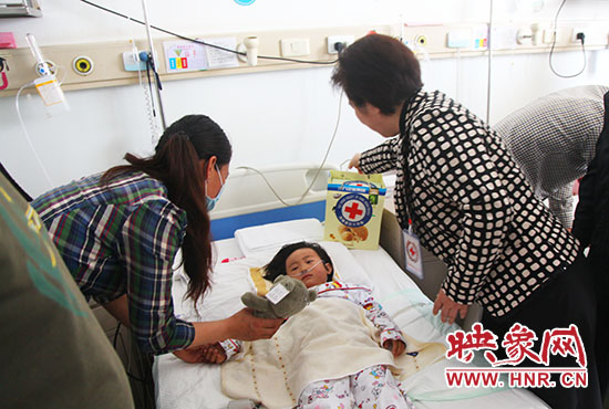 9名已经实施手术的患儿恢复情况良好，赵国新给孩子们带去慰问品
