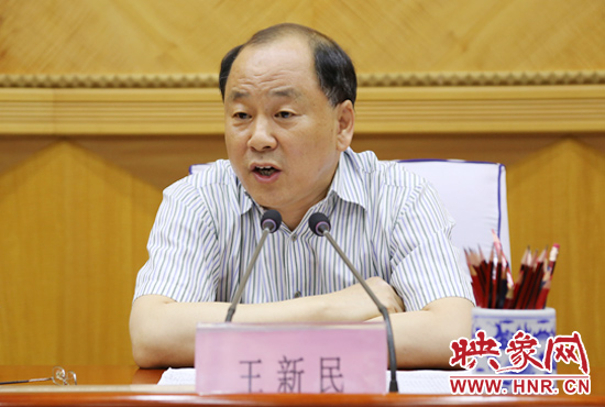 河南省人大法工委副主任王新民在授课.
