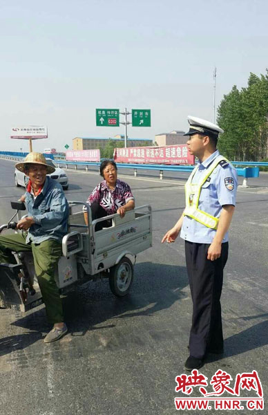 为抄近道走亲戚，开封老汉骑电动三轮车上高速。