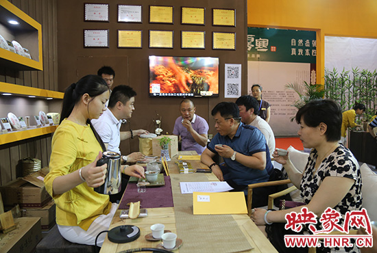 不少郑州市民前来免费品尝各类名茶