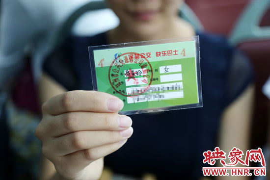 一名乘客在向记者展示她的乘车凭证。