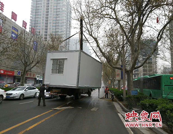 掉下来的集装箱房被重新吊上货车