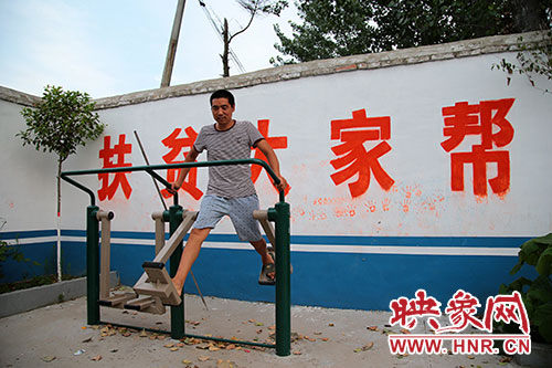 张国敬坚持在村中的文化广场上做着恢复性锻炼。