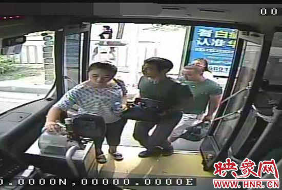 监控显示，窃贼偷女孩手机，公交车长帮忙要回手机。
