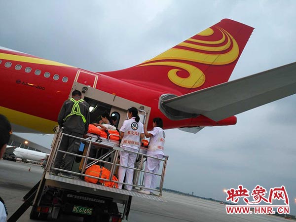 郑州机场转运担架病童过程